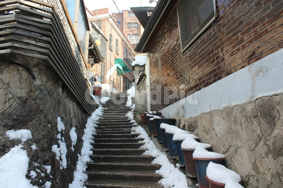 북촌,한옥,마을,골목길,지붕,옛느낌,눈,겨울,겨울,계절,winter,season,골목길,alley,handrail,난간,banister,walkway,보도,path,통로
