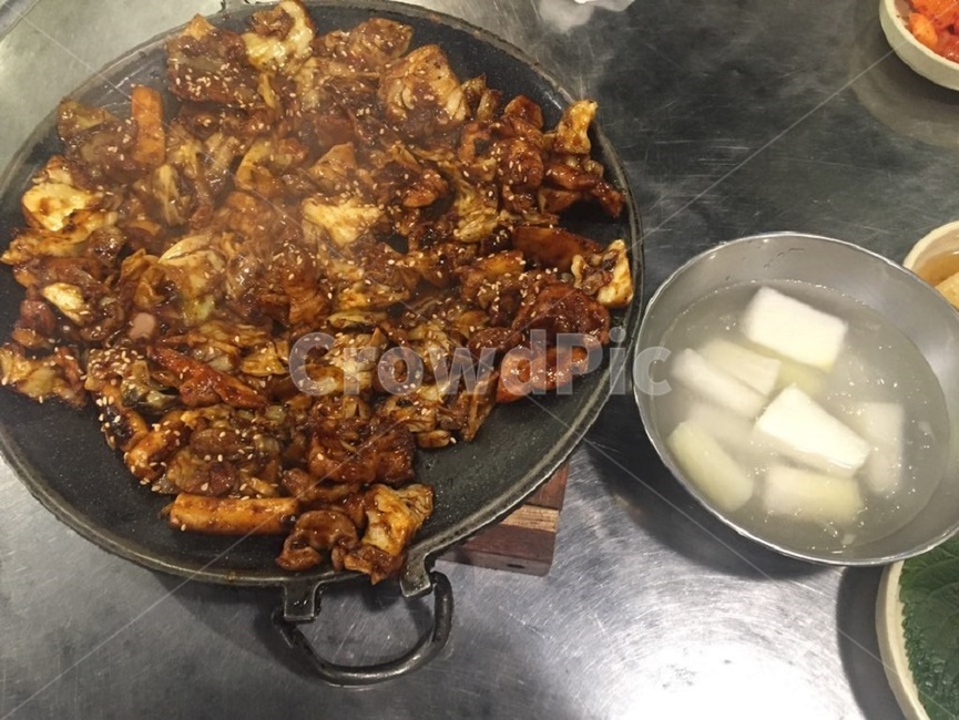 닭갈비,한식,술안주,식사,음식,매콤한,양념,동치미,요리,떡,볶음,철판,dish,food,meal