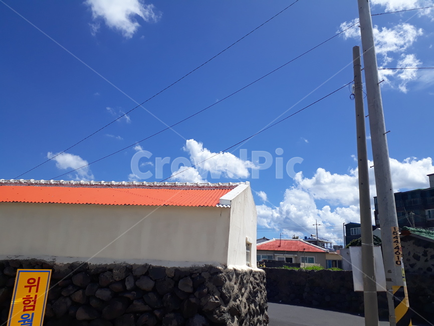 하늘,집,구름,마을,여름,전선,전봇대,표지판,파란,blue,sky,home,house,village,돌,stone,electricwire,wire,sign,cloud,summer,jeju,jejudo,제주,제주도,telephonepole,utilitypole
