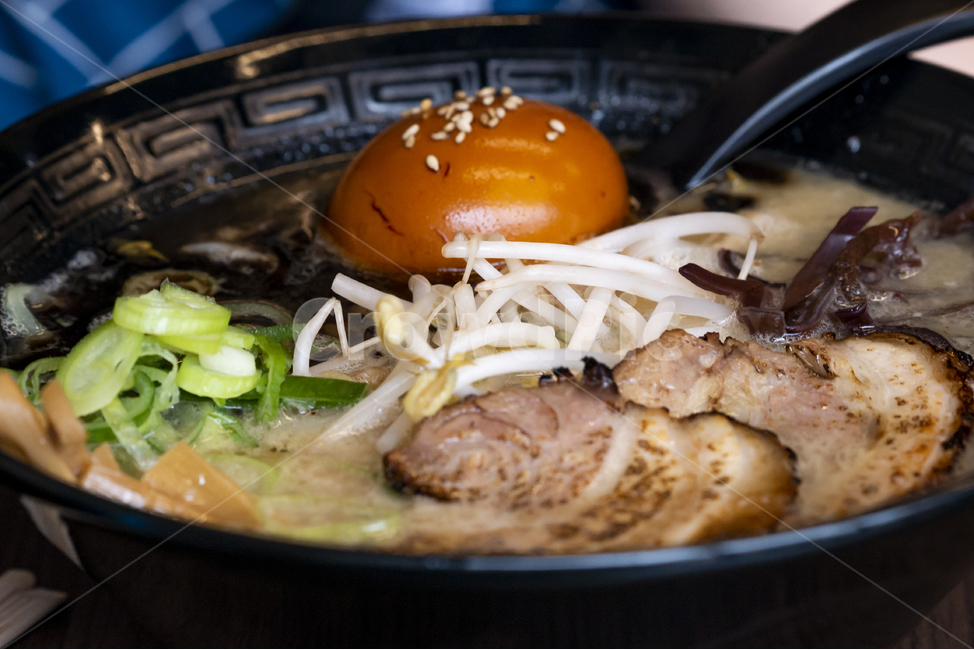 라멘,일본,라면,챠슈,계란,돈코츠,돼지고기,숙주,반숙,뜨거운,고소한,맛있는,음식점,가게,맛집,일본식,칼칼한,걸쭉한,누들,noodles,ramen,japan,요리,검정그릇,음식,식재료,요리,food,cook,meal,dishes,food reserves,면류,면요리,noodles,일식,일본음식,일본요리,Japanese food,Japanese dishes,Japanese meal,Japanese cook