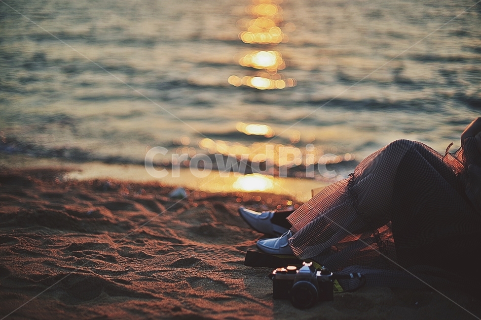 노을,저녁,바다,석양,태양,해,해질녘,감성,감성사진,hand,sun,sunset,sea,카메라,발,camera,foot,모래,sand,해변,seaside,해변,바다,beach,sea,사람,인물,인간,human,person,신체일부,몸,body,감성,sensible,feeling