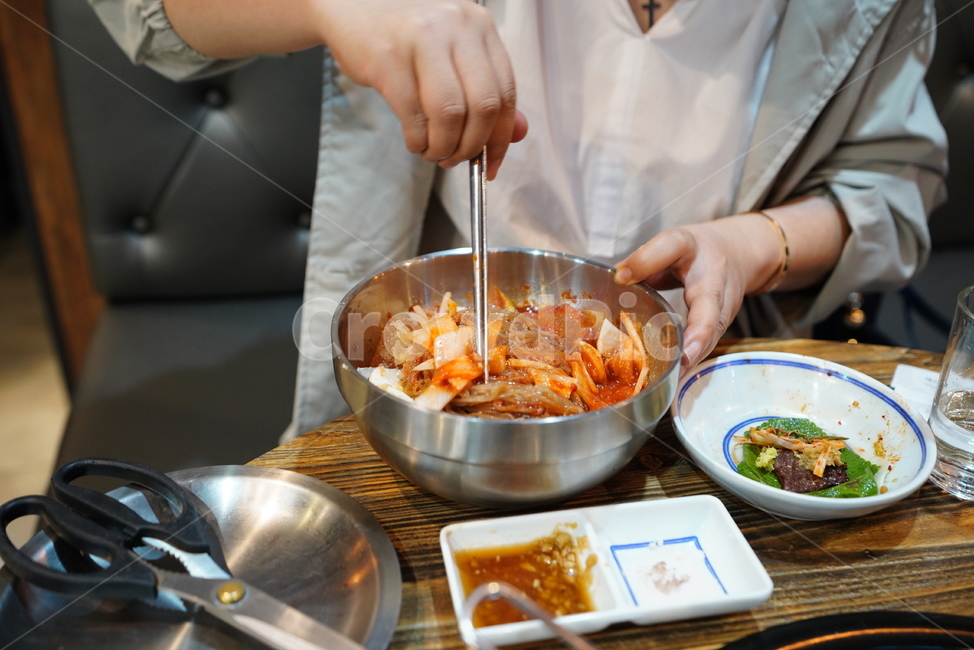 면요리,냉면,먹거리,한식,양푼,젓가락,식사,후식,noodle,person,사람,bowl,사발,human,인간,음식,식재료,요리,food,cook,meal,dishes,food reserves