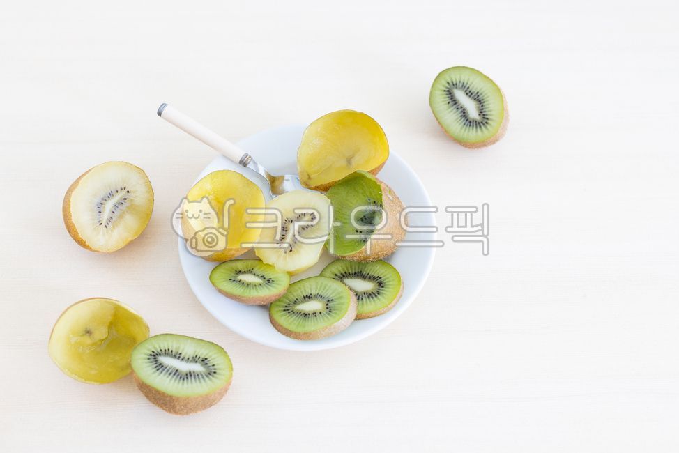 키위,그린키위,골드키위,과일,음식,갈색,클로즈업단면,절반,슬라이스,부분,건강,유기농,음식재료,신선,비타민,누끼,씨,접시,숟가락,스푼,하이앵글,흰색