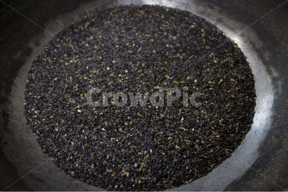 closeup,dry,dummy,grain,macro,meal,natural,nature,organic,plant,seed,seeds,그릇,냄비,웍,그을음,그을린,블랙,검정,검은색,sesameseed,sesameseeds,top,topangle,topview,깨,참깨,곡식,곡류,음식재료,식재료,식물,씨앗,씨,말린,말리는,건조,자연,클로즈업,탑앵글,탑뷰,깨소금,농작물,농촌,농사,black,검은깨,음식,양념,sesame,seasoning,food,볶기,음식,식재료,요리,food,cook,meal,dishes,food reserves,곡류,곡식,cereals