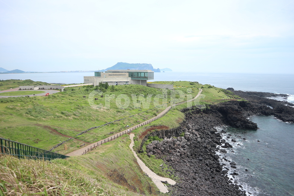 제주도,제주,섭지코지,제주도섭지코지,제주바다,제주관광지,섭지코지바다,자연,대자연,경치,풍경,바다,돌,현무암,초록색,한국자연풍경,한국자연경관,휴가,피톤치드,힐링,들판,하늘,구름,맑음,맑은날,광치기해변,해안길,산책로,등산,산책,해안,jeju,jejodo,sea,nature,landscape,jejuisland,green,전망,korean