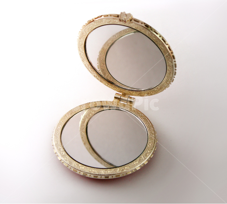 손거울,거울,미니,미니거울,mirror,littlepocketmirror,코스메틱,악세사리,원형,메이크업도구,도구,메이크업,흰배경,열림,open,열린,반영,골드,금색,소품,뷰티,미용,beauty treatment