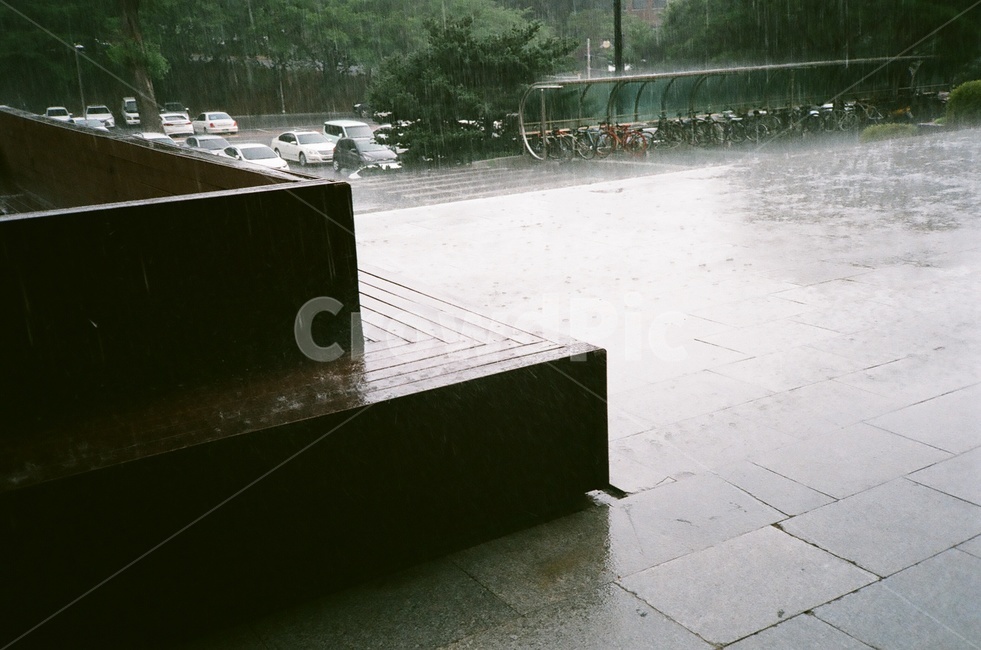 필름,자전거,의자,비,소나기,비,비오는날,rain,rainy