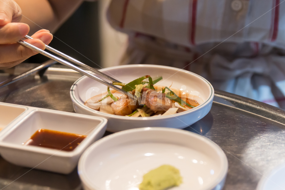 음식,오브젝트,삼겹살,가위,돼지고기,불판,오겹살,구이,음식점,삼겹살집,고기,살코기,자르기,요리,손,집게,맛집,된장국,된장찌개,찌개,맛있는,외식,상차림,반찬,소스,파채,파무침,젓가락