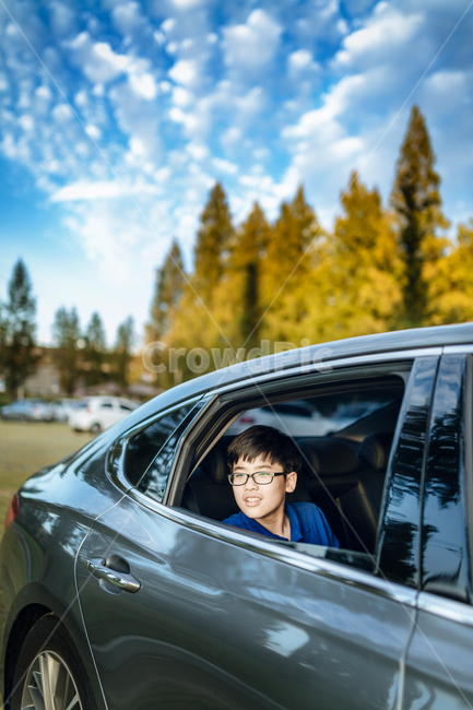 자동차,세단,여행,드라이브,나무,하늘,창문,교통,사람,vehicle,automobile,남자,아이,초등학생,사람,인물,인간,human,person,어린이,어린아이,child,children,kid,여행,휴가,traveling,vacation,trip