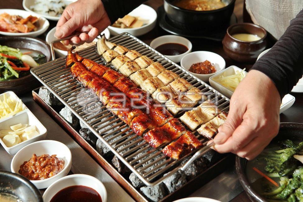 장어,민물장어,장어구이,풍천장어,고창장어,고창풍천장어,민물장어구이,양념장어,셀프장어,셀프장어구이,장어초벌,장어초벌구이,민물장어초벌구이,물고기,원기회복,복날,초복,중복,말복,복날음식,초복음식,말복음식,중복음식,한국음식,식당,요리,맛집,음식,전통음식,구이,자연산장어,장어탕,민물장어탕,자연산민물장어,장어요리,보양식,영양식,건강식,보양음식,영양음식,건강음식,한식,장어정식,마늘,생강,야채,장어뼈,석쇠,된장,된장소스,장어소스,소스,민물장어소스,김치,물김치,석쇠구이,장어맛집,장어음식점,음식점,계란찜,장어꼬리,민물장어꼬리,고창민물장어,풍천민물장어,음식,식재료,요리,food,cook,meal,dishes,food reserves
