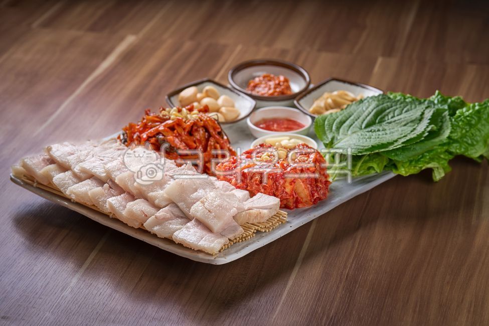 수육,고기,야채,김치,돼지고기,육류,식사,메뉴,음식,저녁,점심,점심식사,저녁식사,안주,상추,깻잎,접시,플레이팅,보쌈,쌈