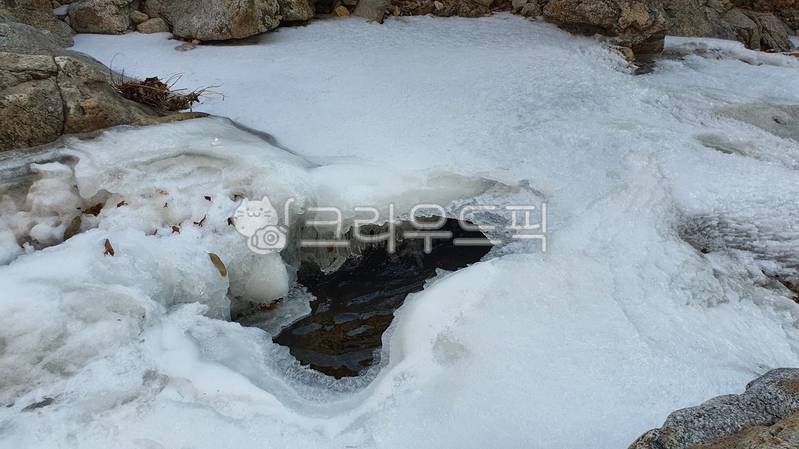 ice fishing,winter,winter valley,ice,icicle