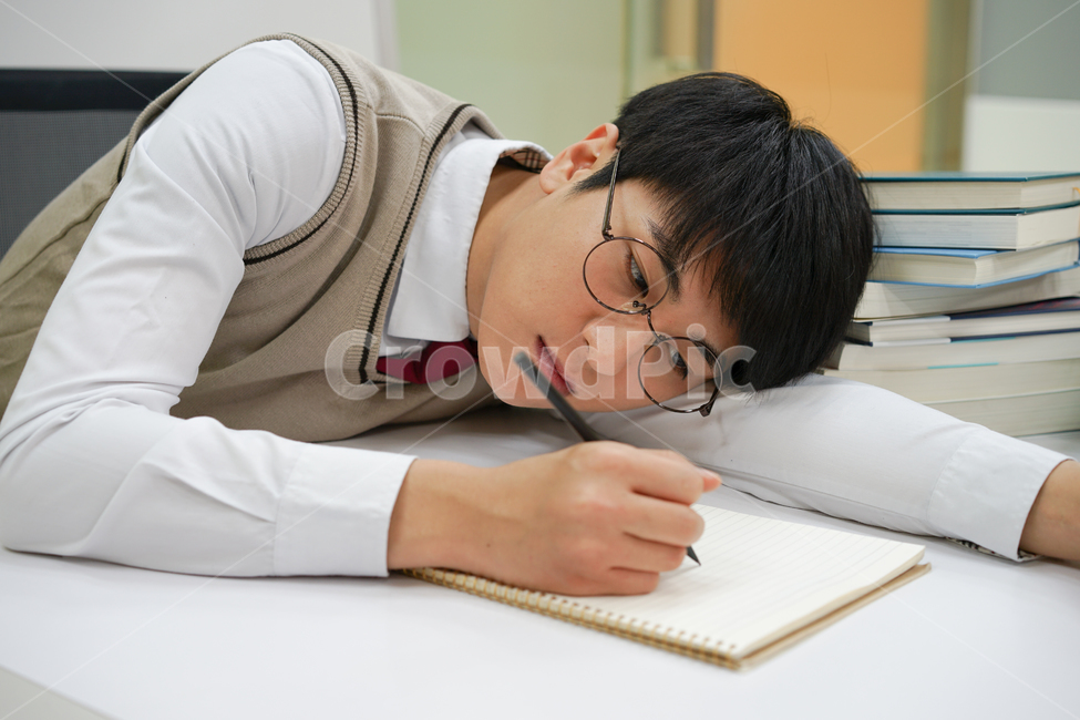 시험,공부,스터디,중간고사,수능,기말고사,교복,남성,고등학생,남학생,학생,학교,필기,노트,책,교육,안경,교육,학교,공부,education,learning,study,school