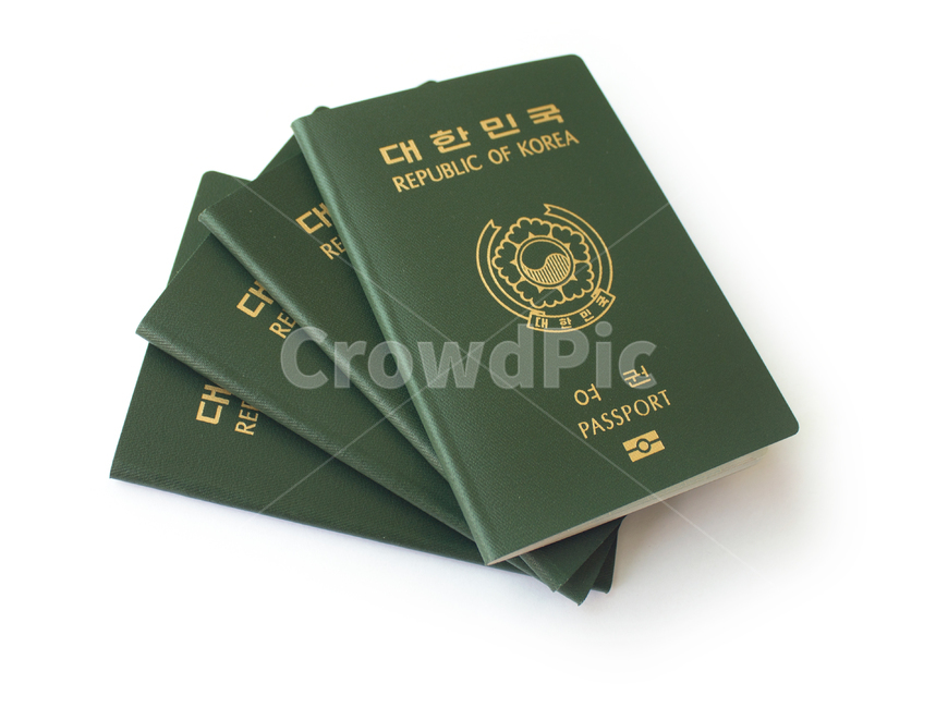 passport,id,business,card,citizen,emigration,identification,identity,international,korea,pass,republicofkorea,security,신분증,여권,한국여권,대한민국여권,사물,물건,한국,대한민국,다수,여러개,여행,표지,겉면,비지니스,녹색,그린,초록색,흰배경,여행,휴가,traveling,vacation,trip