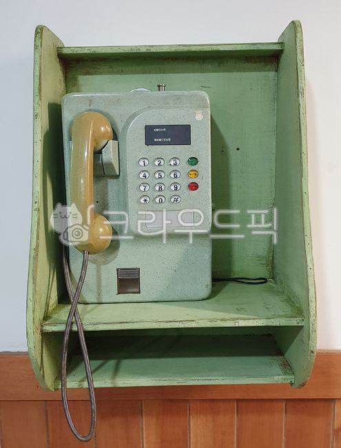 button,number,receiver,old phone,Payphone,cellphone,phone call
