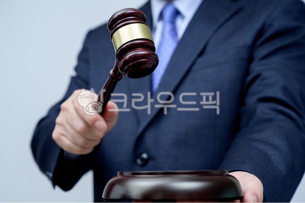 비즈니스,비지니스,비즈니스맨,비지니스맨,남성,남자,1명,한명,사람,마케팅,넥타이,컨셉,개념,상반신,사업,성인,정장,슈트,여백,카피스페이스,회사원,샐러리맨,영업,얼굴없는,수트,거래,경매,재판,변호사,판사,검사,법률,판결,판사봉,정의,법봉,심판,낙찰,파산,법조인,경영인,사업가,망치,입법,공증,공정,금융,비즈니스,사업,business,service,work