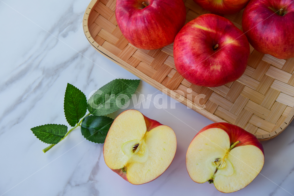 사과,과일,음식,반쪽사과,반쪽,쟁반,트레이,커팅,탐스러운,apple,food,fruit,cutting,cut,tray,음식,식재료,요리,food,cook,meal,dishes,food reserves,과일,열매,fruit