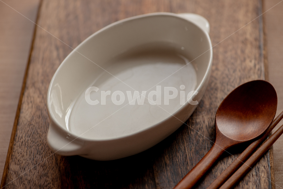 그릇,흰그릇,흰접시,도마,나무도마,숟가락,하이앵글,빈접시,빈그릇,도기그릇,하얀그릇,패턴,사물,물건,오브젝트,thing,object,matter,연출,컨셉,콘셉,direction,concept