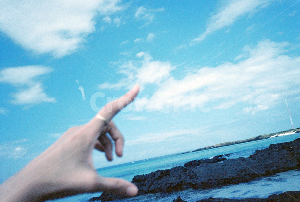 손가락,finger,구름,바다,제주도,person,human,자연,물,파란색,청량함,하늘,sky,여름,시원함,신체일부,몸,body