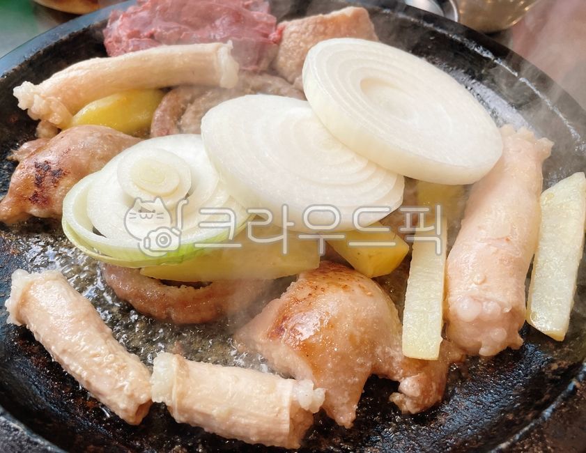 stone tablet,Grilled beef,small parts,beef tripe,onion,Somakchang,Grilled on a stone plate,small appendage,Makchang,potato,Somodeum,ingredients,Grilled Potatoes,cooking,heartache,guts,roast,Grilled Soyeomtong,assorted,Daechang,Gopchang,cook,accessories,Gr