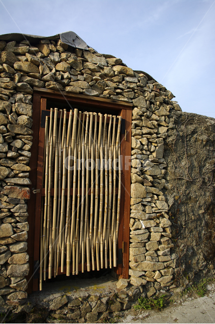 돌담,집,대문,하늘,구름,건축물,건물외관,exterior,building,structure,architecture,construction