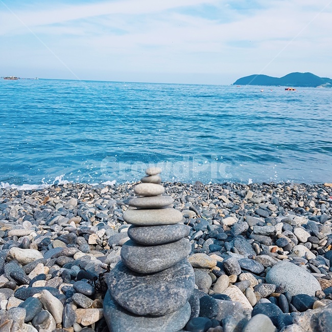 돌맹이,돌탑,바다,푸른바다,파도,하늘,sky,sea