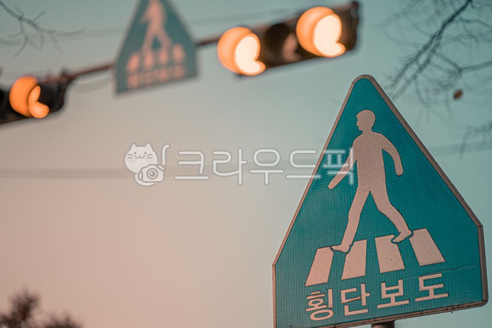 횡단보도,횡단보도표지판,신호등,노을,표지판,교통,교통수단,traffic,transportation