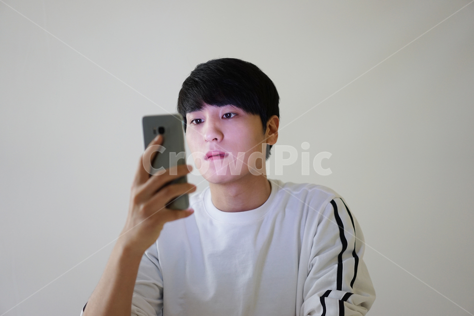 스마트폰,핸드폰,휴대폰,전자기기,it,모바일,남성,손가락,남자,사물,사람,인물,인간,human,person,남성,남자,man,male,정보통신기술,전자기기,전자제품,it,information,technology,electronic equipment