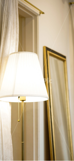 조명,인테리어,거실,룸,빛,등,갓,거울,하얀색,light,interior,room,interiordesign,livingroom,white,mirror,인테리어,실내디자인,interior design,사물,물건,오브젝트,thing,object,matter