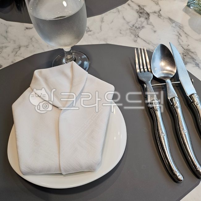 wine glass,fork,napkin,restaurant