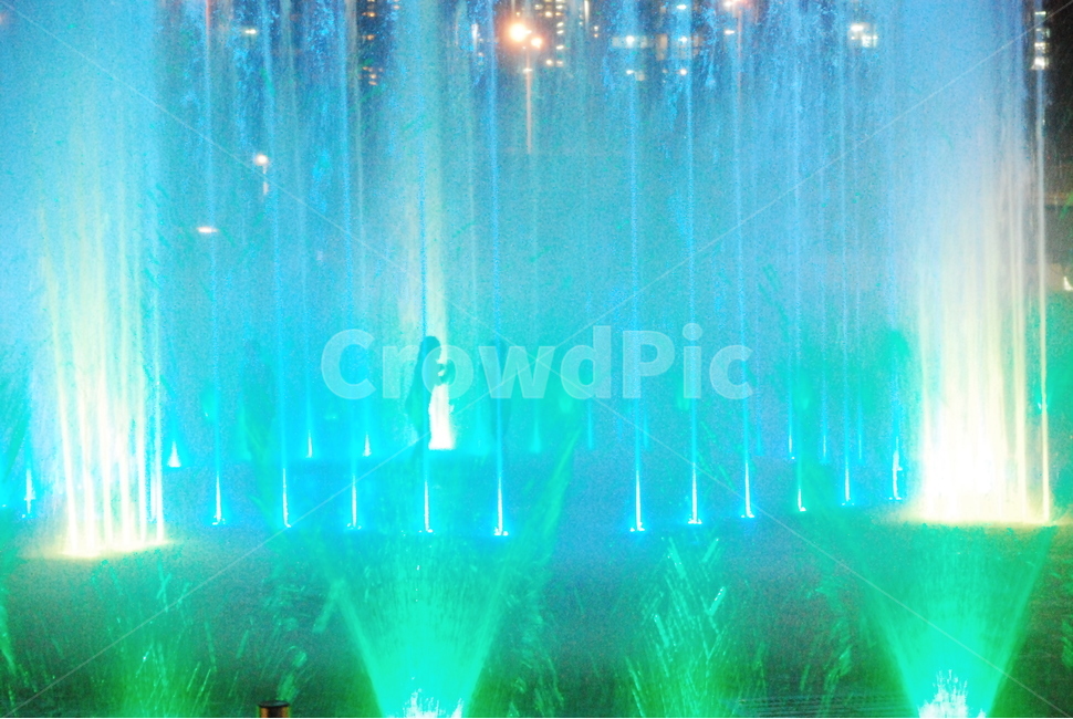 분수,fountain,greenlight,children,play,water,blue,사람,인물,인간,human,person,어린이,어린아이,child,children,kid