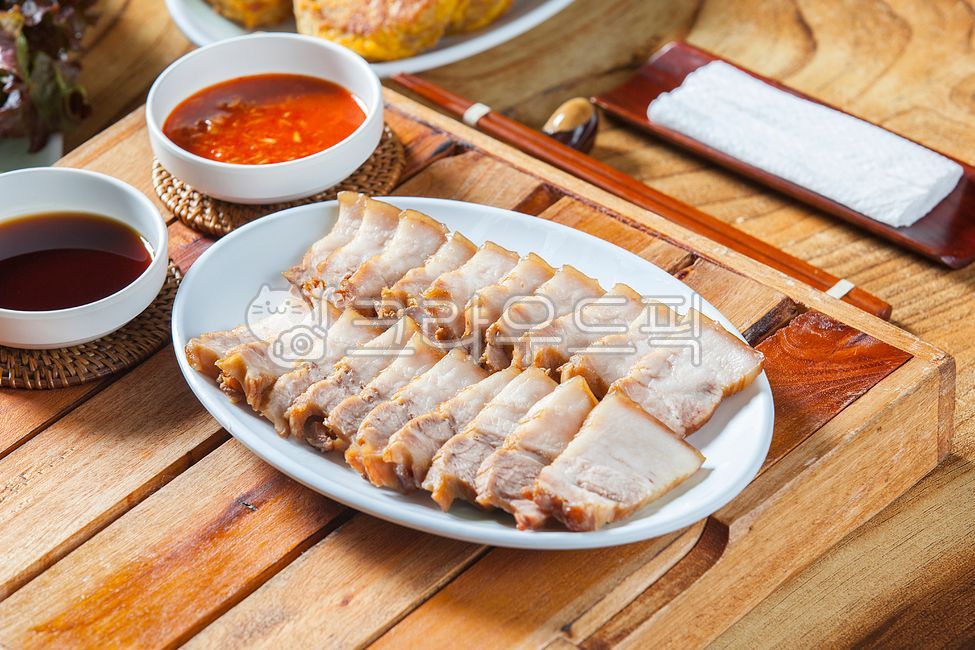 편육,보쌈,수육,돼지고기,고기,삼겹,돼지삼겹,삼겹살,보쌈고기,돼지수육,돼지고기수육,목살수육,목살,돼지목살,삼겹살수육,보쌈수육,머릿고기,머리고기,돼지고기편육,술안주,막걸리안주,안주,먹거리,민속주점,한식,메뉴,돼지,맛집,소스,라탄,접시,접시받침,라탄받침,라탄트레이,트레이,나무젓가락,젓가락받침,대나무받침,대나무트레이,나무트레이,전통요리,요리,식당,식사,음식,소주안주,주점,별미,한국음식,양념장,음식,식재료,요리,food,cook,meal,dishes,food reserves