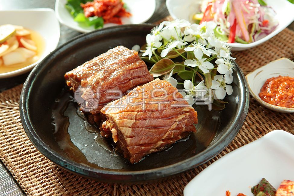 돼지,돼지갈비,갈비,양념돼지갈비,양념갈비,왜지고기,갈비살,양념갈비살,구이,트레이,대나무받침,숯불돼지갈비,숯불양념돼지갈비,쌈장,접시,한식,한정식,한국음식,한국전통요리,음식점,한국음식점,한국식당,식당,전통음식점,한국전통음식,요리,전통요리,한국요리,맛집,먹방,먹거리,한국먹거리,식사,영양식,건강,전통,메뉴,전통음식,별미,소스,양념소스,고기집,고깃집,갈비집,돼지갈비집,음식,식재료,요리,food,cook,meal,dishes,food reserves