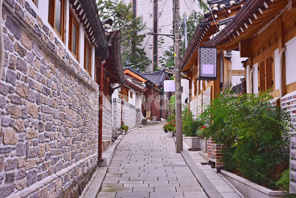한국전통,골목길,기와집,한옥마을,한옥촌,전통마을,보존,역사,전통문화,집,하우스,traditionalhouse,korean,북촌,house,analley,돌담길,전통가옥,거주지,주택,건축물,처마,창문,마을,촌락,통로,보도블럭,보도,마을길,hanok,bukchonhanokvillage,골목길,alley,한국전통,한국문화,korean traditional,korean culture