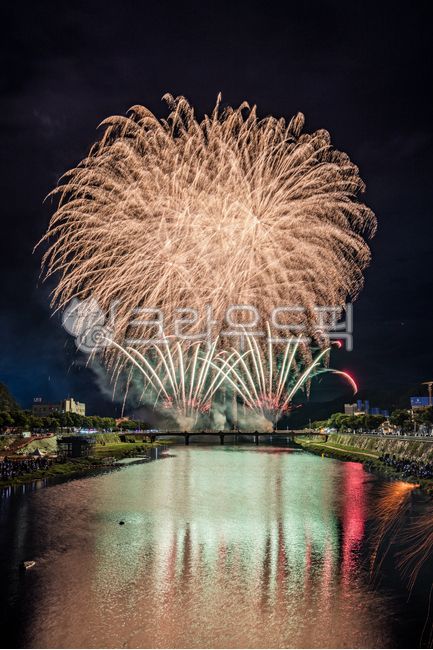 fireworks,불꽃,cityscape,도시경관,urban,도시의,building,건물,architecture,건축물,waterfront,워터프론트,water,물