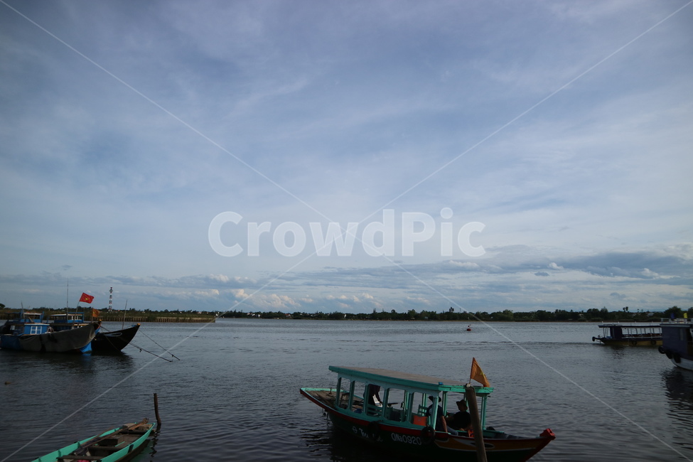 vehicle,차량,transportation,교통,vessel,선박,watercraft,보트,boat,용기,rowboat,노젓는배,강,물,water,river