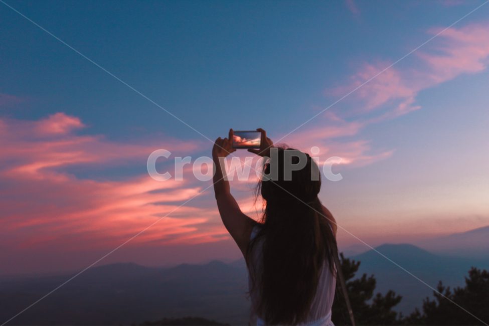 노을,오름,제주도오름,sunset,일몰,뒷모습,휴대폰,사람,인물,인간,human,person,여성,여자,woman,female,lady,여행,휴가,traveling,vacation,trip,사진작가,포토그래퍼,photographer,감성,sensible,feeling,색깔,색상,색채,색감,color sense,color sensitivity,feeling of color,정보통신기술,전자기기,전자제품,it,information,technology,electronic equipment