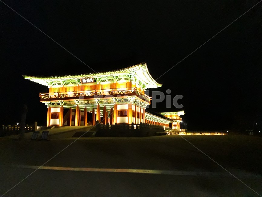 architecture,건축물,building,건물,월정교,밤,빛,야경,view,전통,tradition,어둠,다리,bridge,지붕,roof,한옥,gyeongju