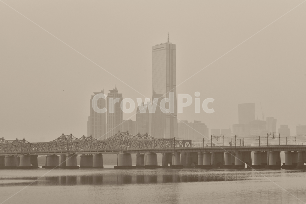미세먼지,황사,초미세먼지,대기오염,날씨,환경,배경,바탕,백그라운드,한강변,한강철교,강물,흐릿한,희미한,뿌연,대기,기상,공기,고층빌딩,도시풍경,대도시,water,물,워터프론트,도시,풍경,city,landscape,한국도시풍경,한국도시경관,korea cityscape,흑백,모노톤,monochrome,black and white