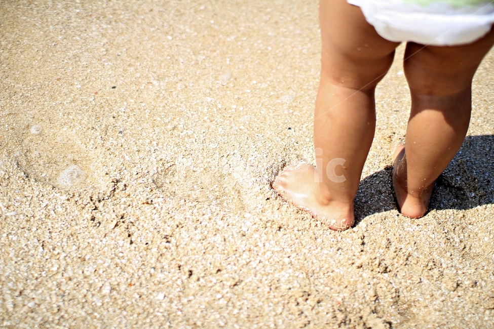 발자국,해변,모래,아기,발,귀여움,아기자기,물,다리,아이,baby,sea,해수욕장,해변,바다,beach,sea,사람,인물,인간,human,person,신체일부,몸,body,어린이,어린아이,child,children,kid