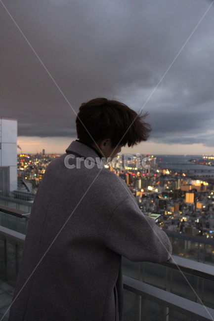 고뇌,우울,야경,일본,감성,사람,인물,인간,human,person,남성,남자,man,male,감성,sensible,feeling,고독함,외로움,쓸쓸함,우울함,슬픔,lonely,solitary