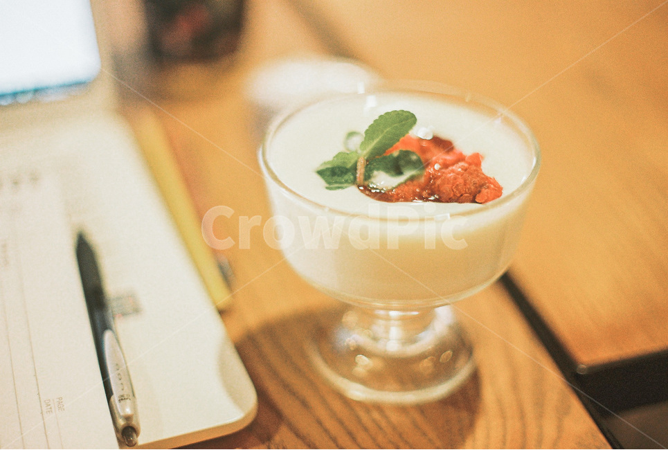 디저트,요거트,베리,카페,실내,cafe,dessert,strawberry,yogurt,음식,식재료,요리,food,cook,meal,dishes,food reserves,디저트,간식,후식,dessert,snack,감성,sensible,feeling,색깔,색상,색채,색감,color sense,color sensitivity,feeling of color