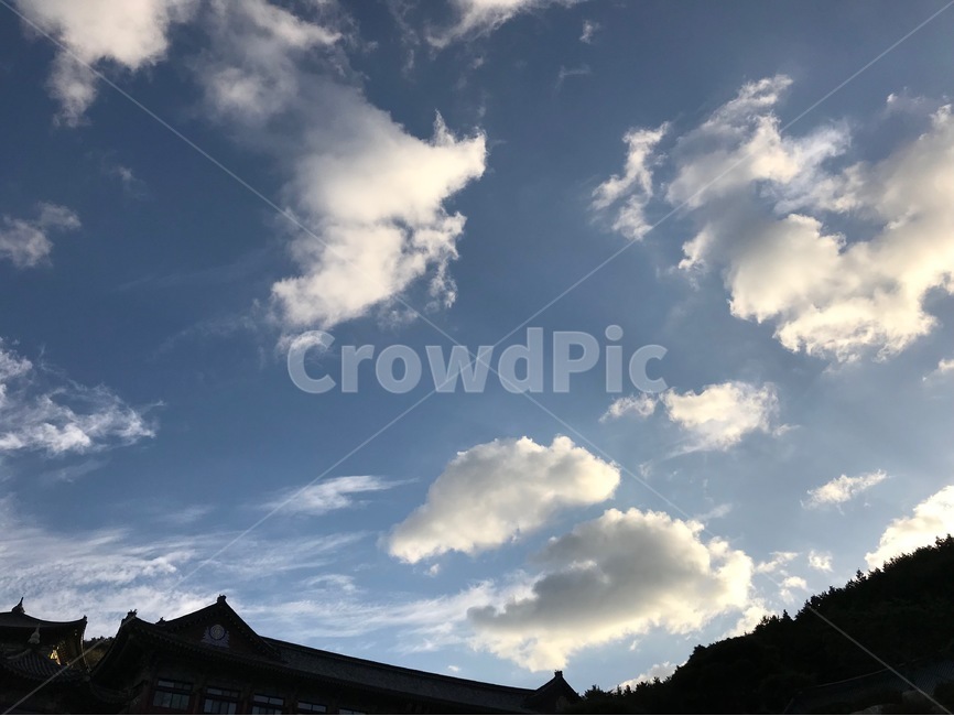 하늘,산,절,temple,사찰,구름,sky,tree,sun,mountain,파란하늘,view,자연,풍경,nature,landscape,한국전통,한국문화,korean traditional,korean culture,종교,신앙,religion,belief,faith,outdoors,옥외,weather,날씨,cumulus,적운,cloud