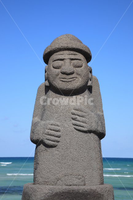 돌하르방,돌하루방,제주,제주도,풍경,바다,해수욕장,해변,해안,자연,석상,조각,조각상,조각물,한국,민속,전통,상징,심벌,돌,하루방,하르방,미소,하늘,맑은,섬,현무암,조형물,전설,수호신,정면,제주도,jeju,jeju island,한국전통,한국문화,korean traditional,korean culture,조각상,동상,석상,조형물,statue,bronze statue,stone statue,종교,신앙,religion,belief,faith