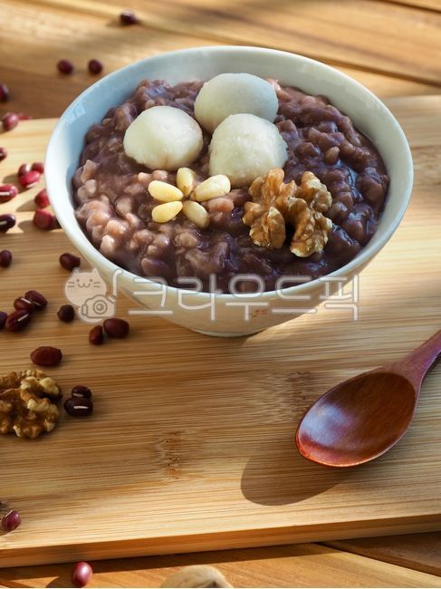 한식,동지팥죽,옹심이,단팥죽,팥죽,죽,한국,한국음식,동지,아시아음식,겨울음식,배경,음식,식품,redbeanporridge,bamboo,korea,koreanfood,asianfood,winterfood,background,food,블랙푸드,웰빙,웰빙음식,잣,그릇,도자기그릇,음식문화,전통음식,한국전통음식,한국문화,식사,요리,팥,blackfood,wellbeing,wellnessfood,pinenut,bowl,porcelainbowl,foodculture,traditionalfood,koreantraditionalfood,koreanculture,meal,cooking,redbean,음식,식재료,요리,food,cook,meal,dishes,food reserves