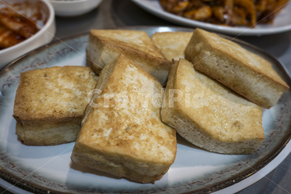 두부,단백질,채식,음식,부침,튀김,요리,두부부침,채식주의자,배경,수제,식사,접시,맛있는,아시아,콩,안주,반찬,술안주,두부요리,노릇노릇,고소한,음식,식재료,요리,food,cook,meal,dishes,food reserves,한식,한국음식,한국요리,korean food,korean dishes,korean meal,korean cook