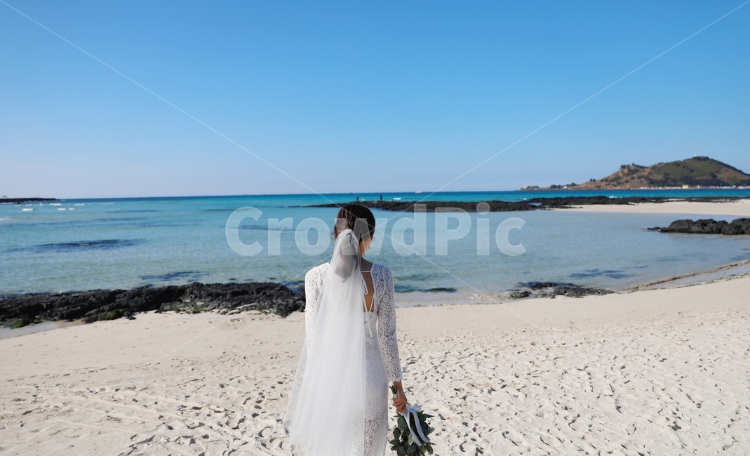 결혼식,제주도,셀프웨딩,드레스,셀프촬영,원피스,베일,제주도찰영,웨딩드레스,여자,뒷모습,제주바다,빈티지,준비,시집,설렘,시작,신부,self,wedding,dress,snap,따뜻한,사랑,약속,부부,행복,기념일,해변,바다,beach,sea,제주도,jeju,jeju island,사람,인물,인간,human,person,여성,여자,woman,female,lady,결혼,혼례,웨딩,wedding,marriage,marry,기념일,축하,anniversary,congratulation,celebrate,celebration