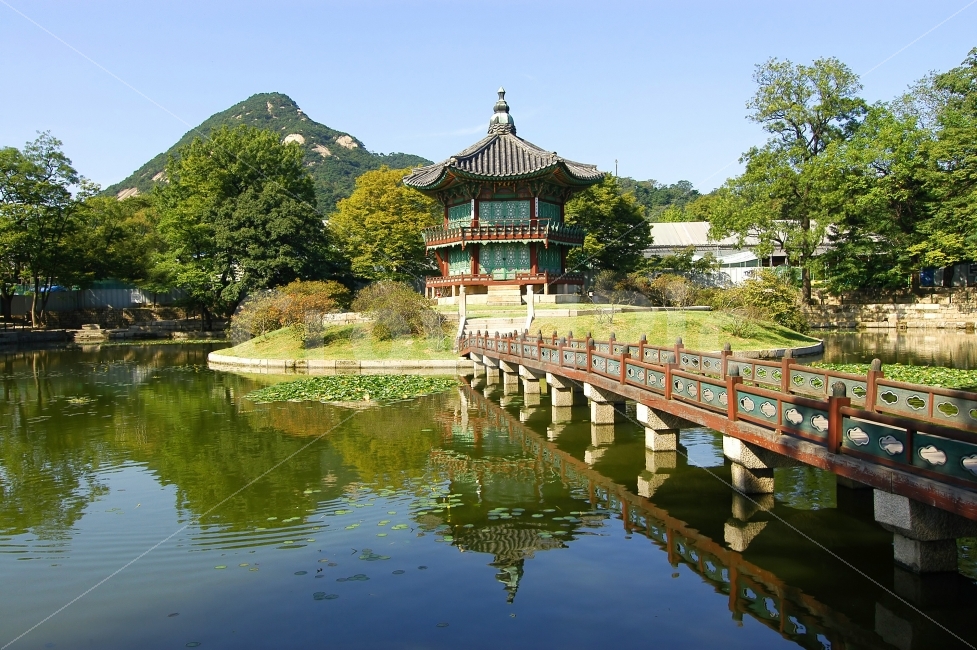 경복궁,향원정,궁,궁궐,건축,한국,전통,전통건축,서울,단청,명소,관광지,건축물,전통건축물,연못,다리,산,풍경,고건축,문화재,랜드마크,landmark,tourist attraction,한국전통,한국문화,korean traditional,korean culture
