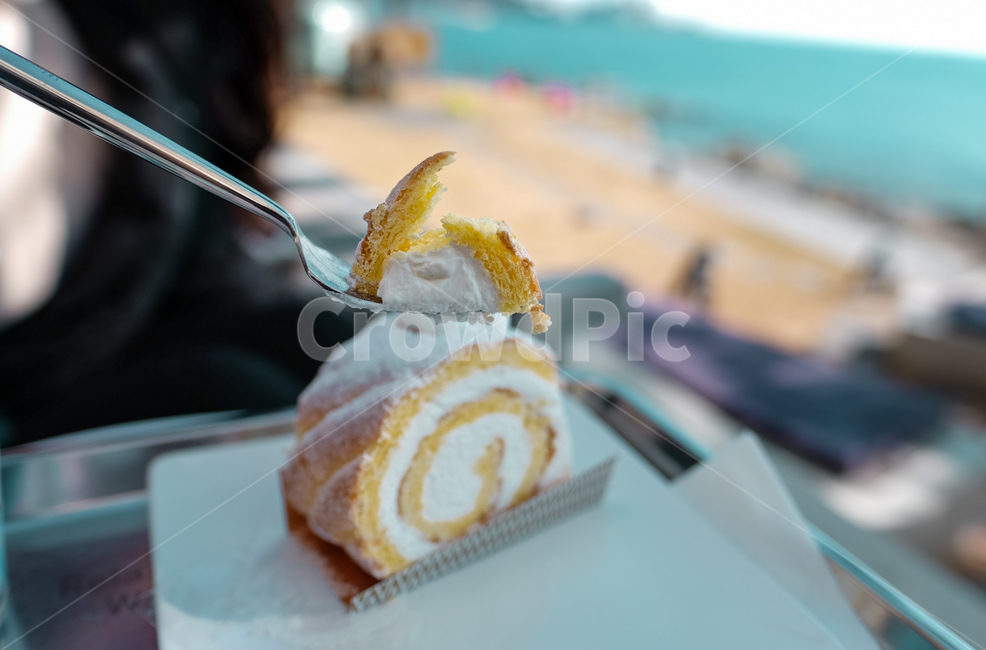 디저트,케이크,롤케익,크림,cake,sweets,dessert,cream,food,음식,한입만,케익한입,달콤한,맛있는,바다배경,바닷가근처,카페,tasty,delicious