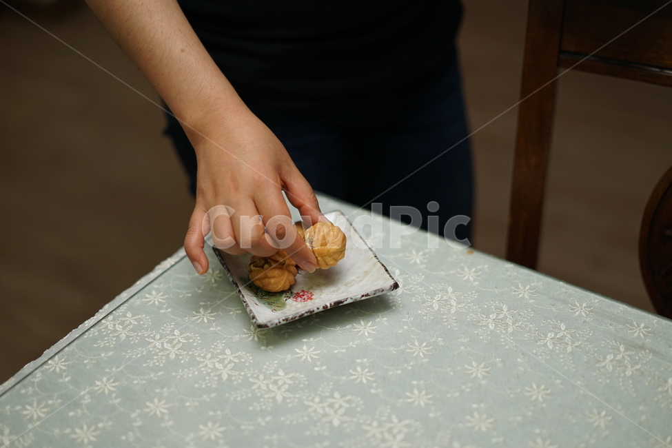 간식,간식거리,주전부리,호두과자,과자,음식,먹방,먹거리,푸드,food,사람,인물,인간,human,person,신체일부,몸,body,음식,식재료,요리,food,cook,meal,dishes,food reserves,디저트,간식,후식,dessert,snack